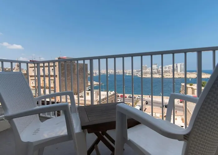 Vallettastay - Harbor View Gem -Sea View 2 Bed Apt